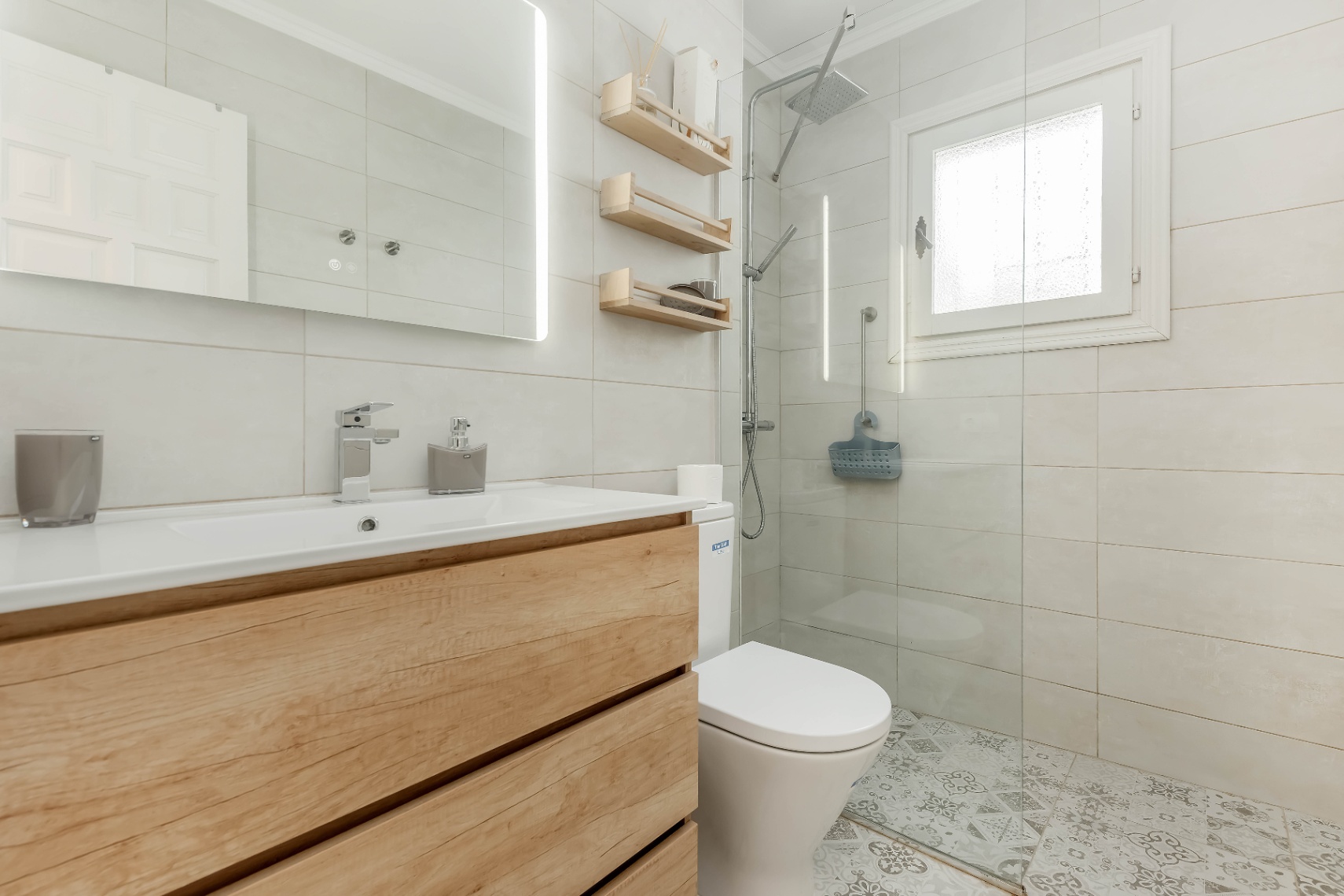 Villa en venta en La Cometa, Moraira con jacuzzi privado, piscina comunitaria y pista de tenis