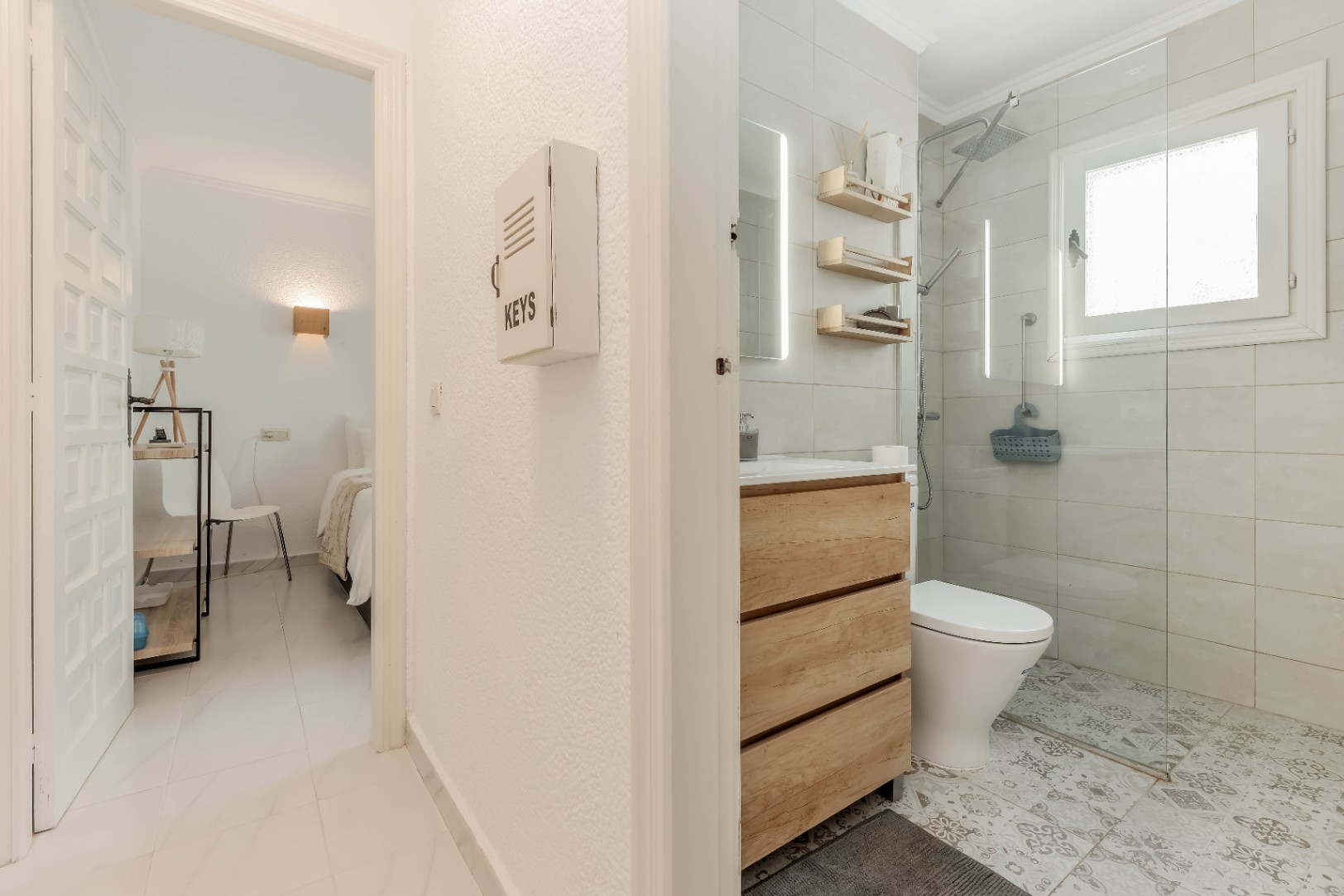 Villa en venta en La Cometa, Moraira con jacuzzi privado, piscina comunitaria y pista de tenis