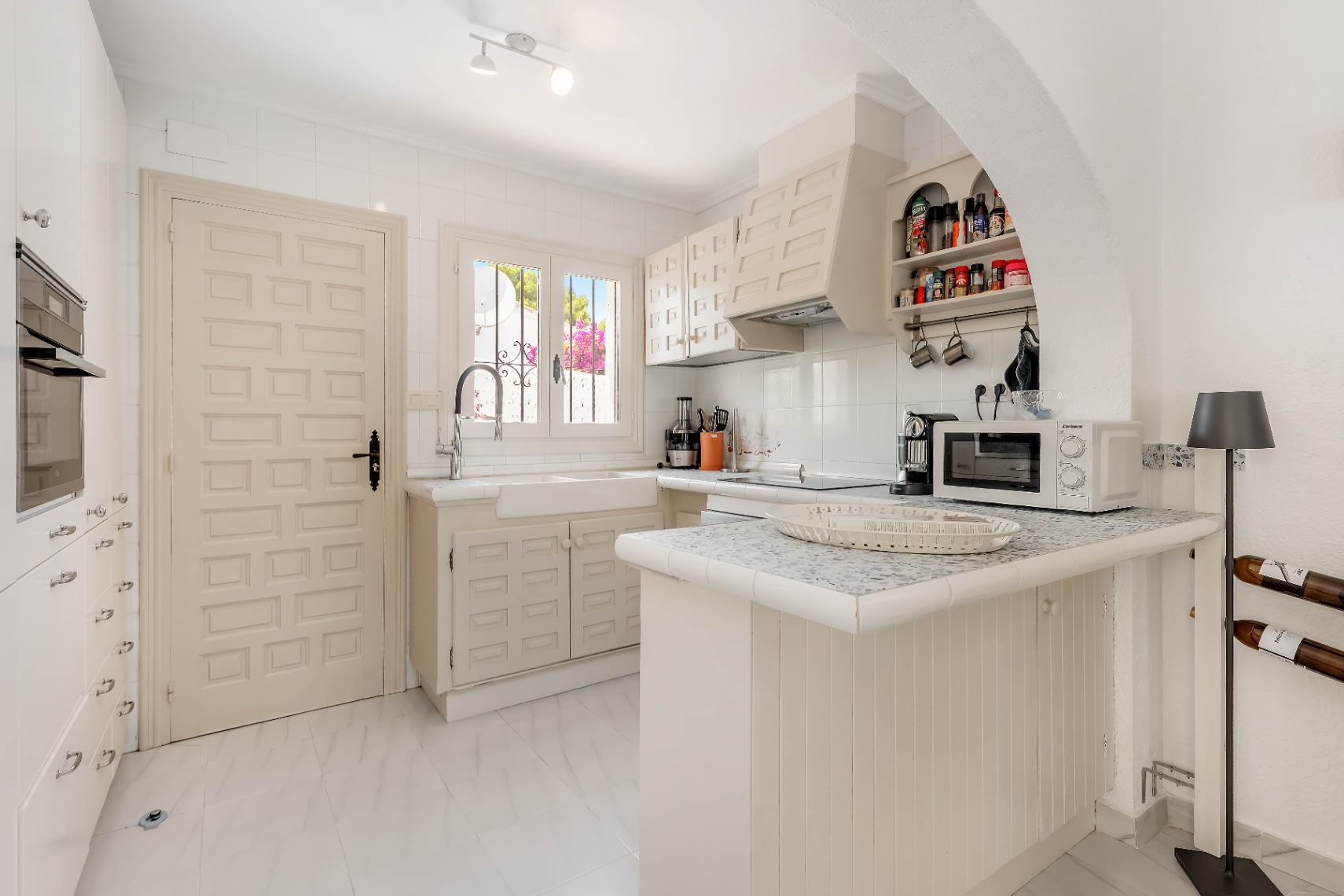 Villa en venta en La Cometa, Moraira con jacuzzi privado, piscina comunitaria y pista de tenis