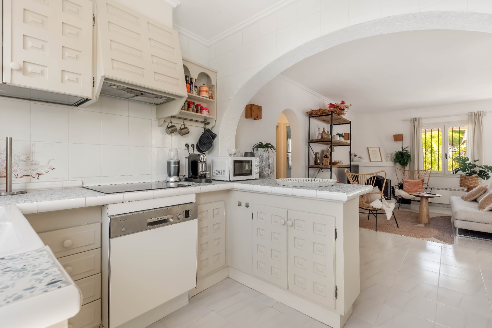 Villa en venta en La Cometa, Moraira con jacuzzi privado, piscina comunitaria y pista de tenis