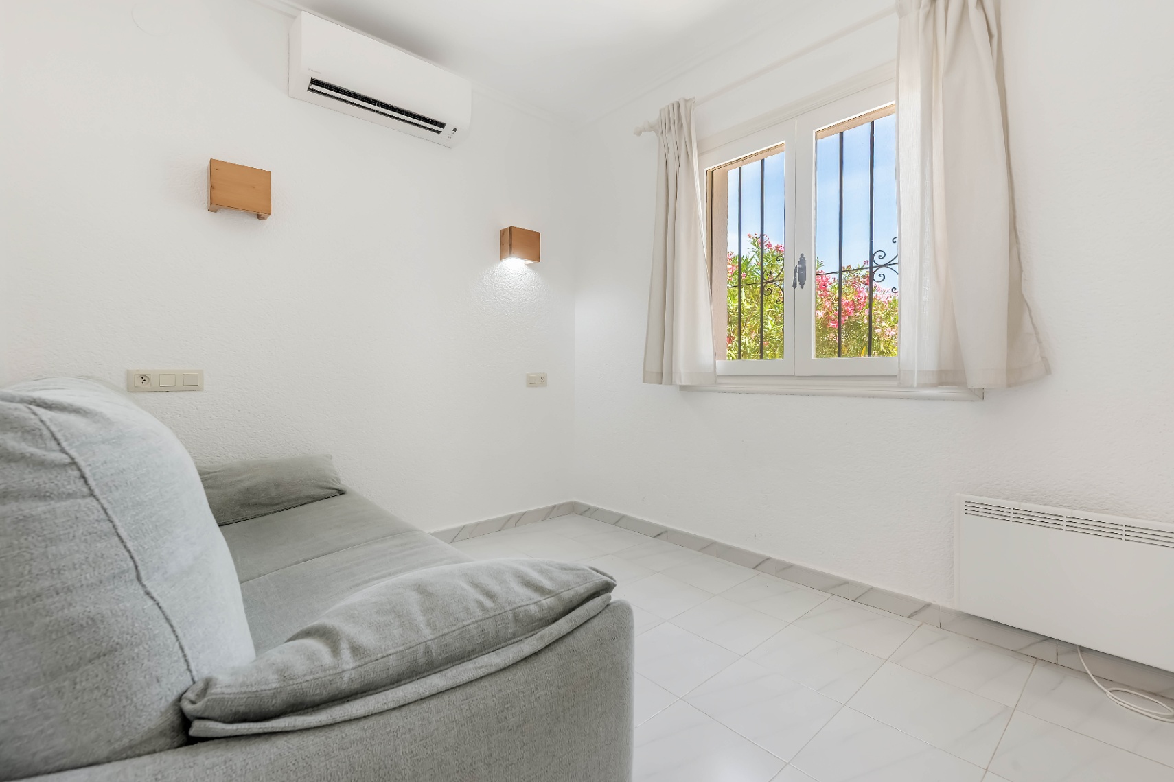 Villa en venta en La Cometa, Moraira con jacuzzi privado, piscina comunitaria y pista de tenis