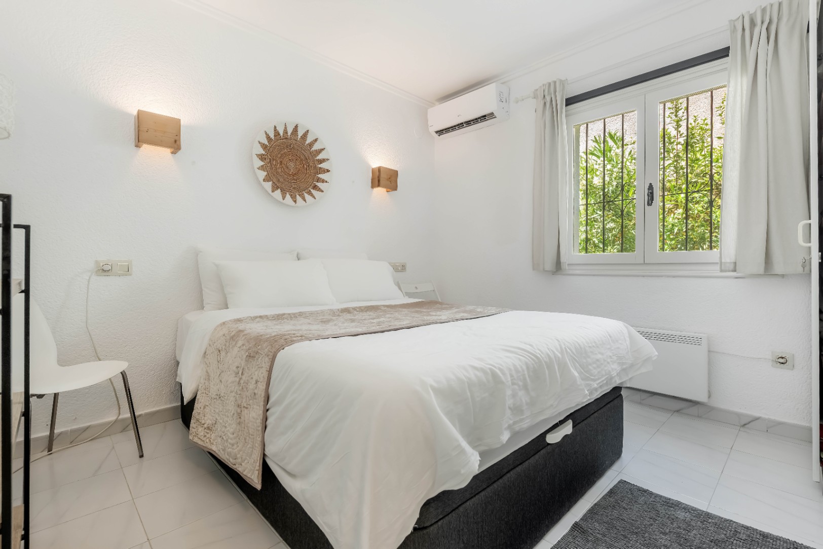 Villa en venta en La Cometa, Moraira con jacuzzi privado, piscina comunitaria y pista de tenis