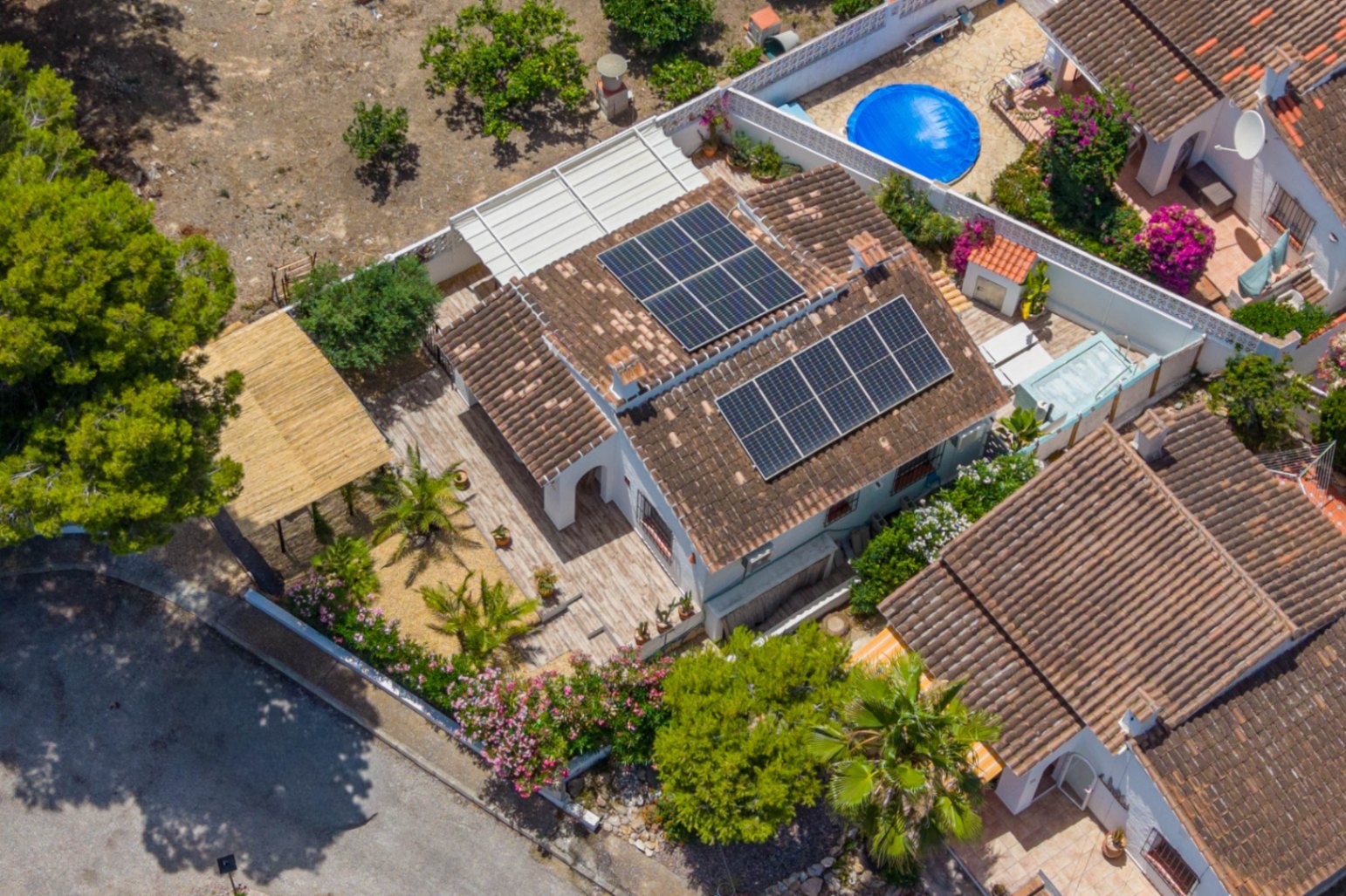 Villa en venta en La Cometa, Moraira con jacuzzi privado, piscina comunitaria y pista de tenis