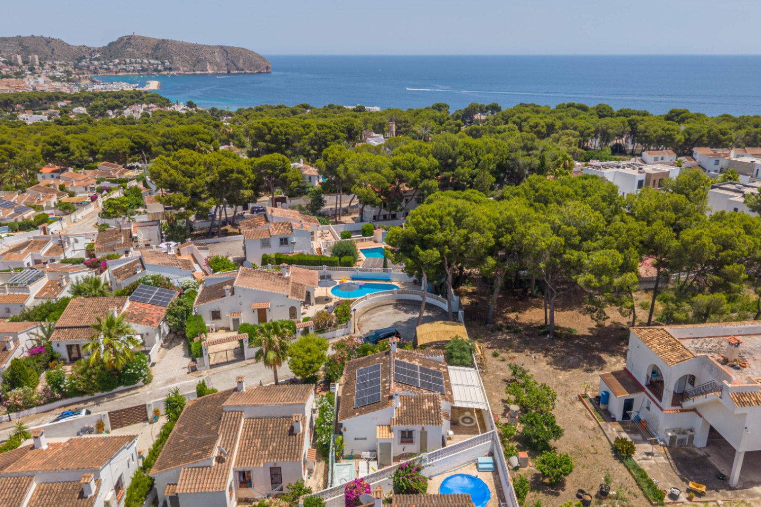 Villa en venta en La Cometa, Moraira con jacuzzi privado, piscina comunitaria y pista de tenis
