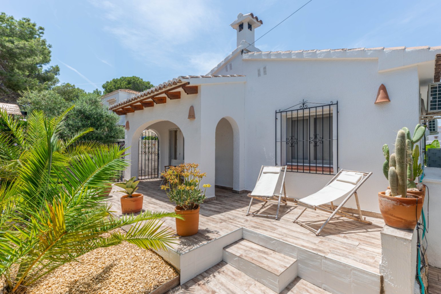 Villa en venta en La Cometa, Moraira con jacuzzi privado, piscina comunitaria y pista de tenis