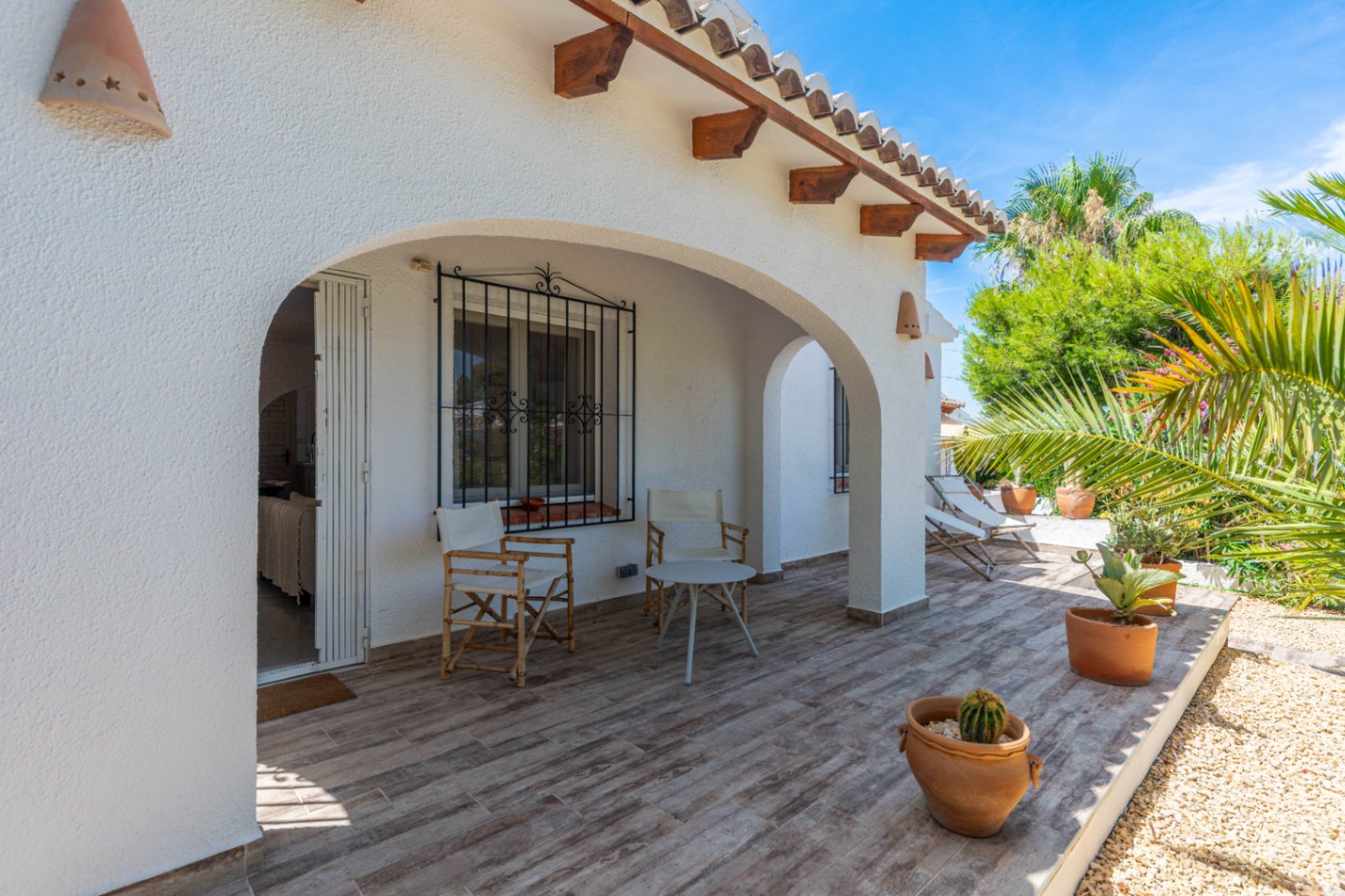 Villa en venta en La Cometa, Moraira con jacuzzi privado, piscina comunitaria y pista de tenis
