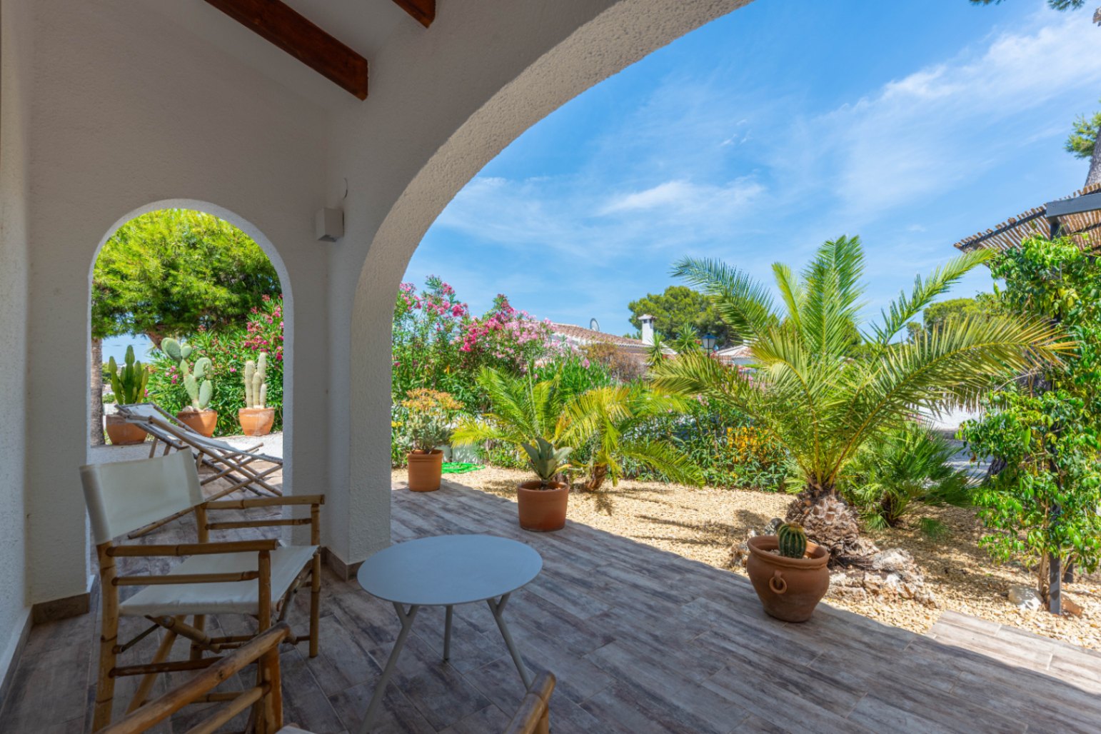 Villa en venta en La Cometa, Moraira con jacuzzi privado, piscina comunitaria y pista de tenis