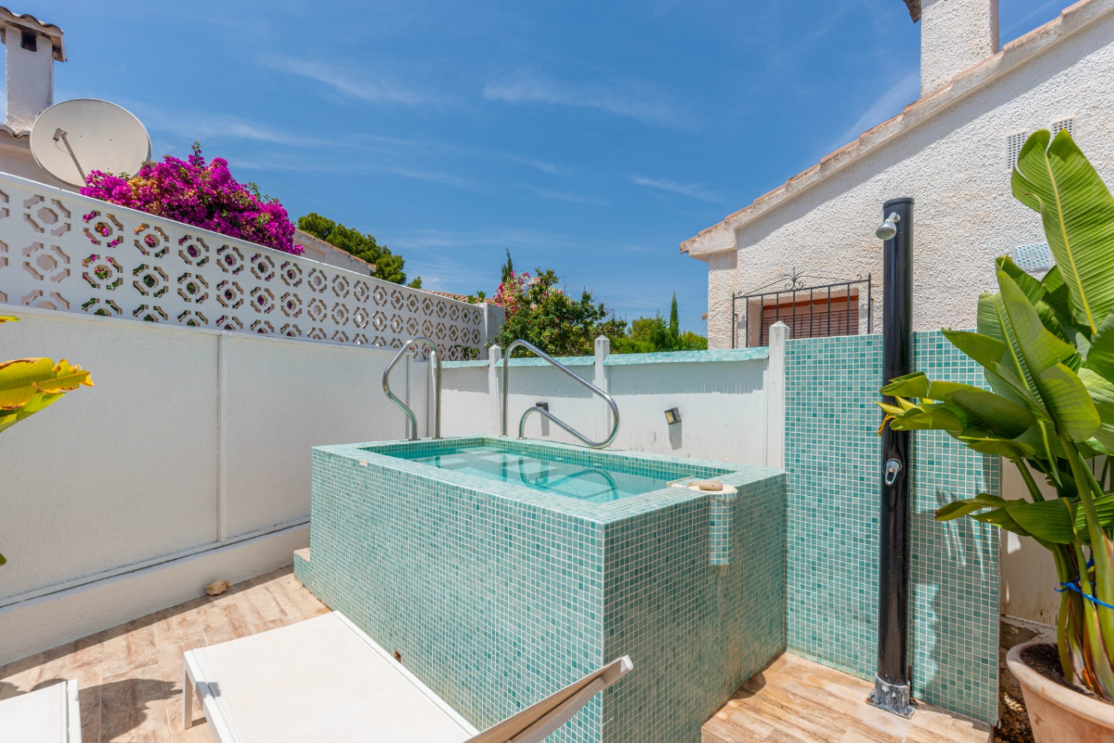 Villa en venta en La Cometa, Moraira con jacuzzi privado, piscina comunitaria y pista de tenis