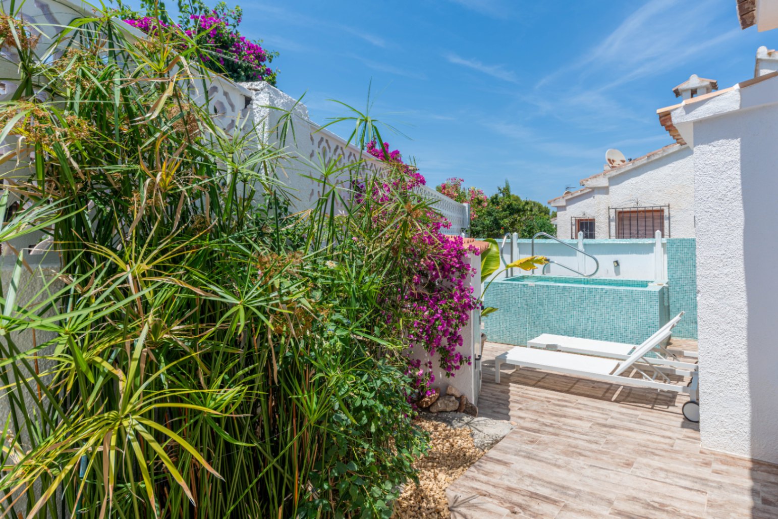 Villa en venta en La Cometa, Moraira con jacuzzi privado, piscina comunitaria y pista de tenis