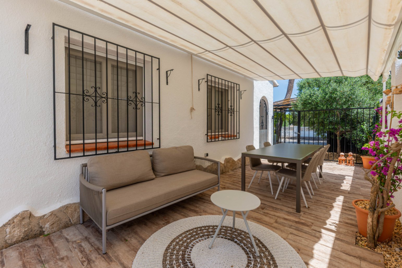 Villa en venta en La Cometa, Moraira con jacuzzi privado, piscina comunitaria y pista de tenis