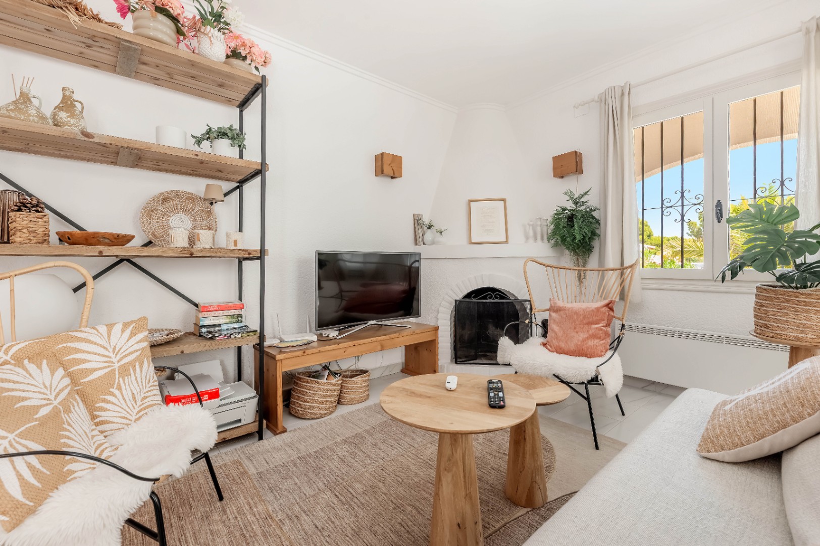 Villa en venta en La Cometa, Moraira con jacuzzi privado, piscina comunitaria y pista de tenis