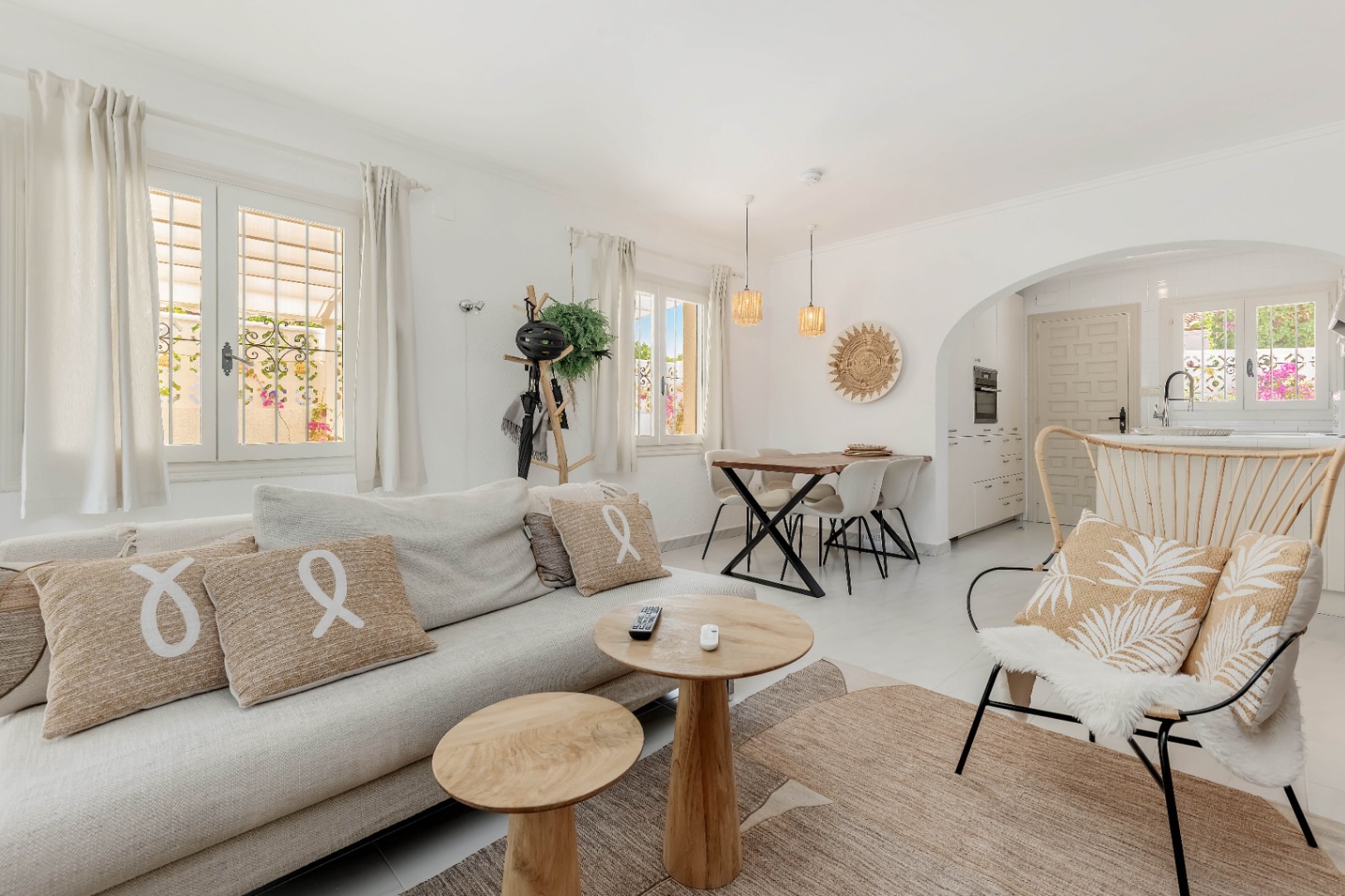 Villa en venta en La Cometa, Moraira con jacuzzi privado, piscina comunitaria y pista de tenis