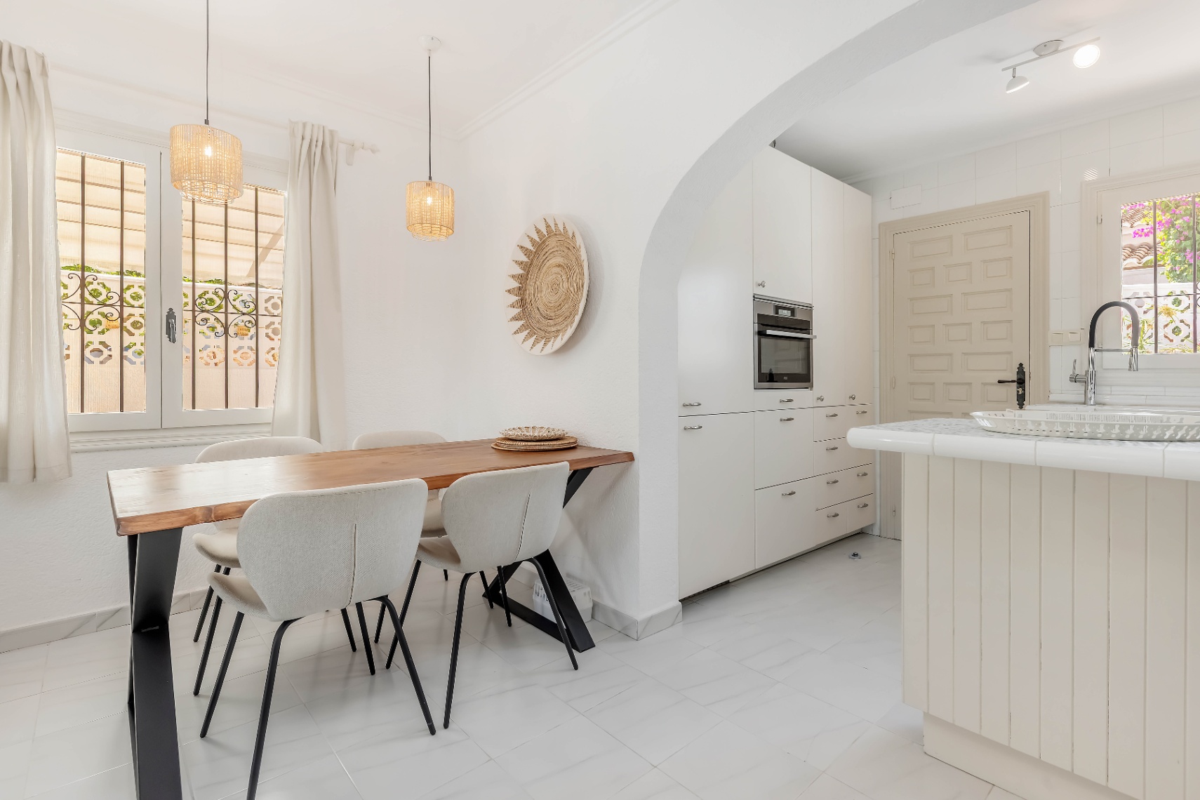 Villa en venta en La Cometa, Moraira con jacuzzi privado, piscina comunitaria y pista de tenis