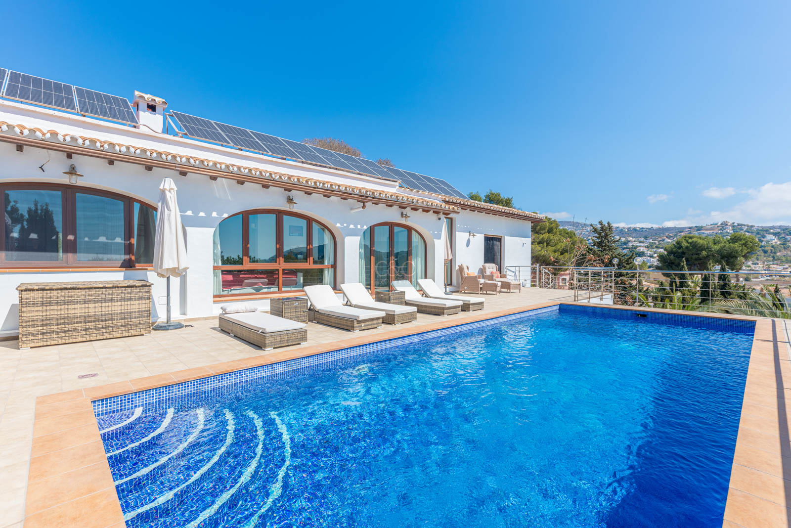 Villa with sea views 900m from the beach